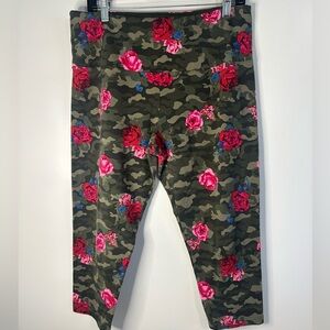 Suave Vibrant women Pink and Green Camouflage Floral Leggings. Size L.